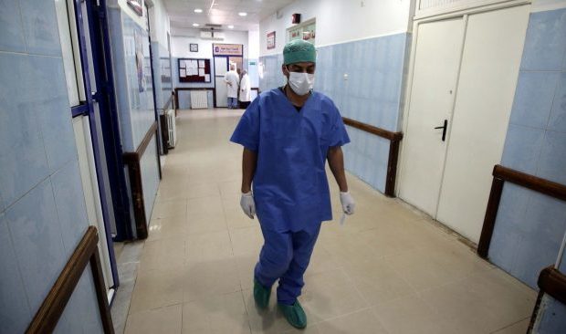 Coronavirus Algérie : « Le nombre de cas confirmés avoisinerait les 5 000 » (Dr Akhamok)