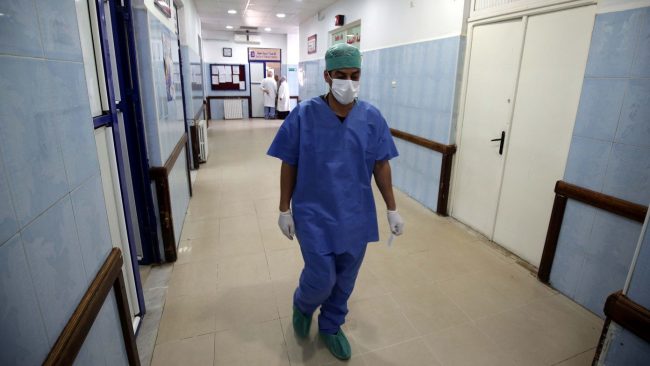 Coronavirus Algérie : « Le nombre de cas confirmés avoisinerait les 5 000 » (Dr Akhamok)