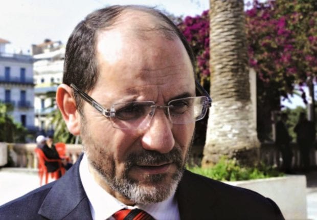 Criminaliser l&rsquo;usage du français : Makri répond aux critiques