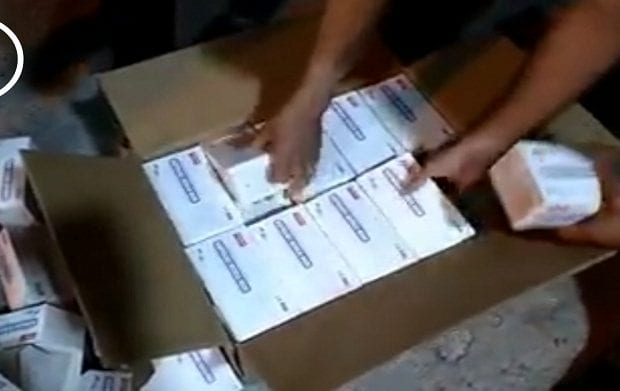 Des associations caritatives découvrent des cartons de masques vides (vidéo)