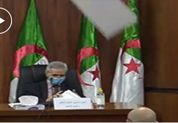 Un plafonnier mal accroché manqua de justesse la tête de Chitour ! (Vidéo)