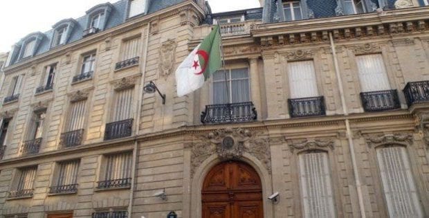 Les algériens bloqués à Paris se rassemblent devant le siège de l’ambassade