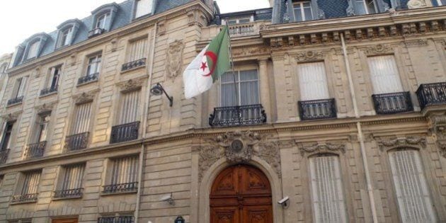 Les algériens bloqués à Paris se rassemblent devant le siège de l’ambassade