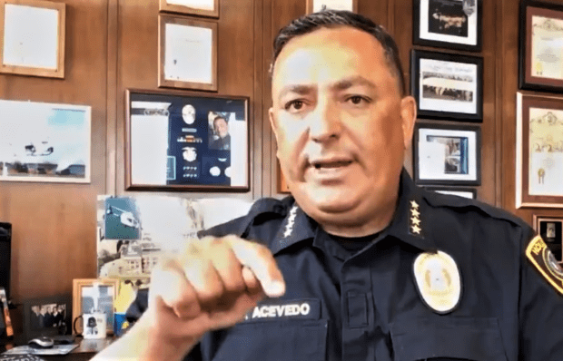 Quand le chef de la police de Houston demande à Trump de « la fermer »! (Vidéo)