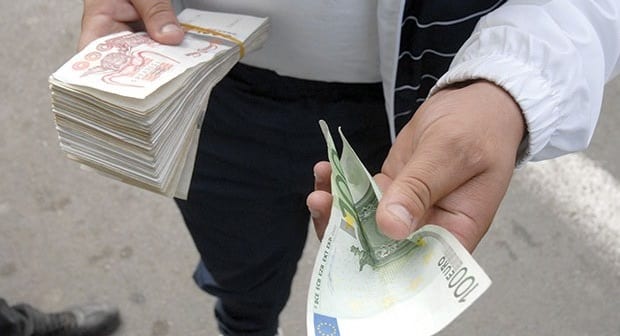 La prolongation de la fermeture des frontières fait chuter l’Euro au Marché noir