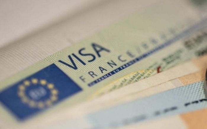 Visas et titres de séjour en France : voici le classement par nationalité