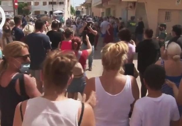 Des Espagnols manifestent contre la présence des sans-papiers algériens (Vidéo)