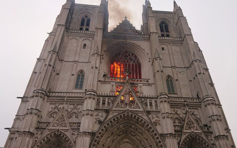 France : La cathédrale de Nantes en feu