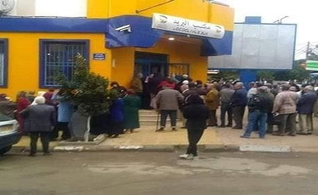 Manque de liquidité : Le phénomène des longues files d&rsquo;attente perdure en Algérie