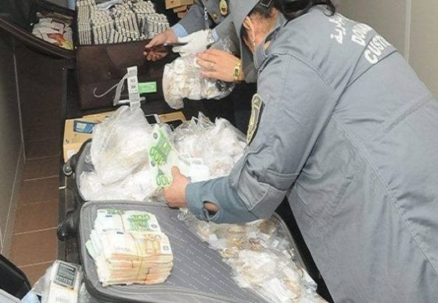 Aéroport international d&rsquo;Alger : Une somme colossale en devise saisie sur un des voyageurs