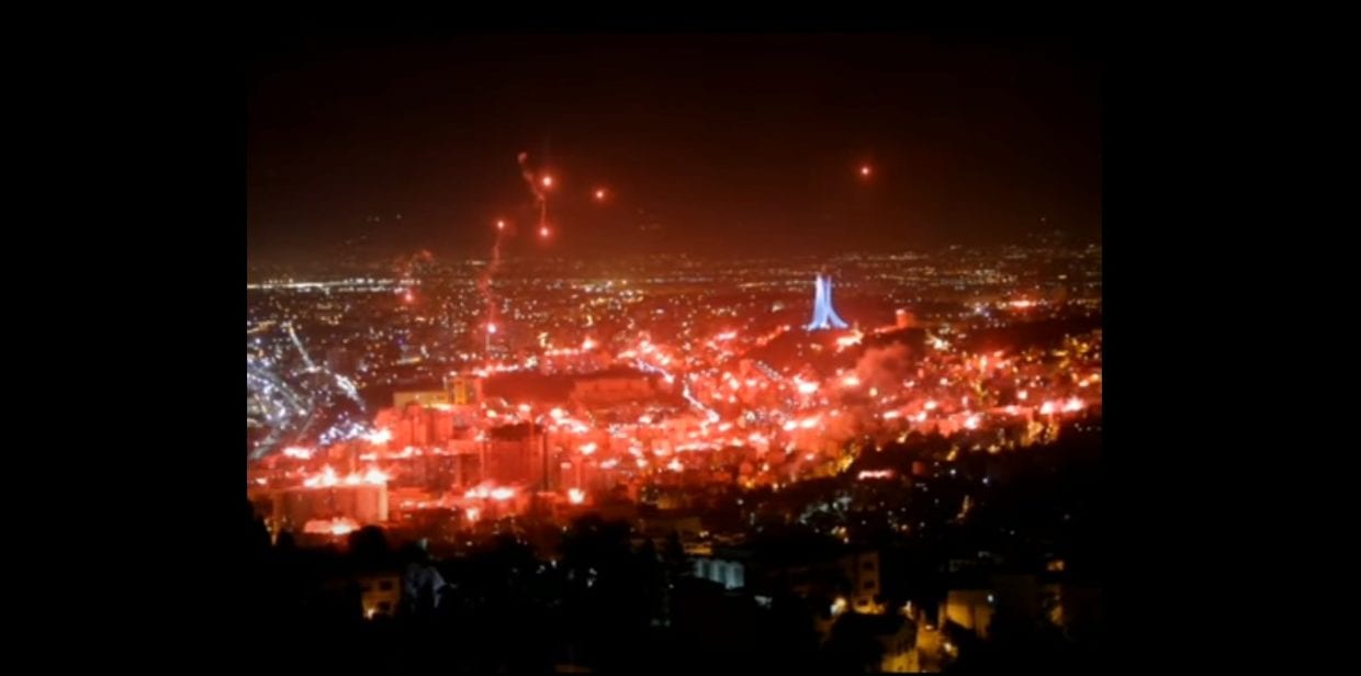 Les supporteurs du CRB fêtent leur victoire avec un grand craquage (Vidéo)