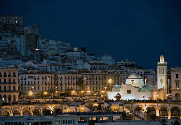 Réaménagement des horaires de confinement : La vie nocturne reprend son cours à Alger