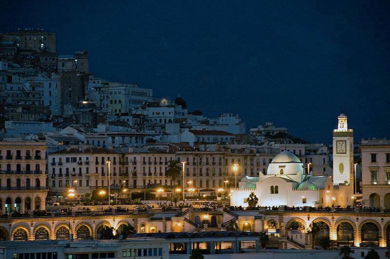 Réaménagement des horaires de confinement : La vie nocturne reprend son cours à Alger