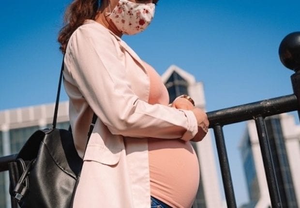 Coronavirus : Les femmes enceintes ont quatre fois plus de chances de contracter le virus