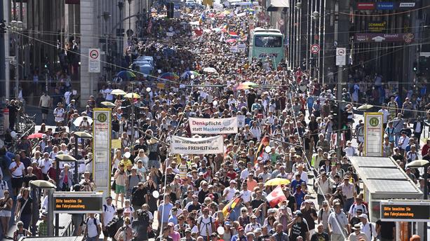 Allemagne : Des milliers de manifestants « Anticorona » envahissent les rues de Berlin