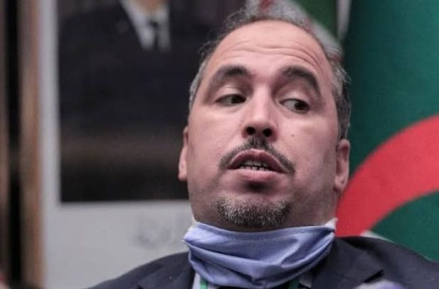 FLN : Quand Baadji supprime les inscriptions en tamazight des affiches du parti