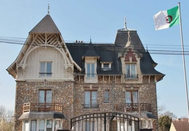 Quand le consul d’Algérie en France demande de recruter une femme de ménage « non africaine »