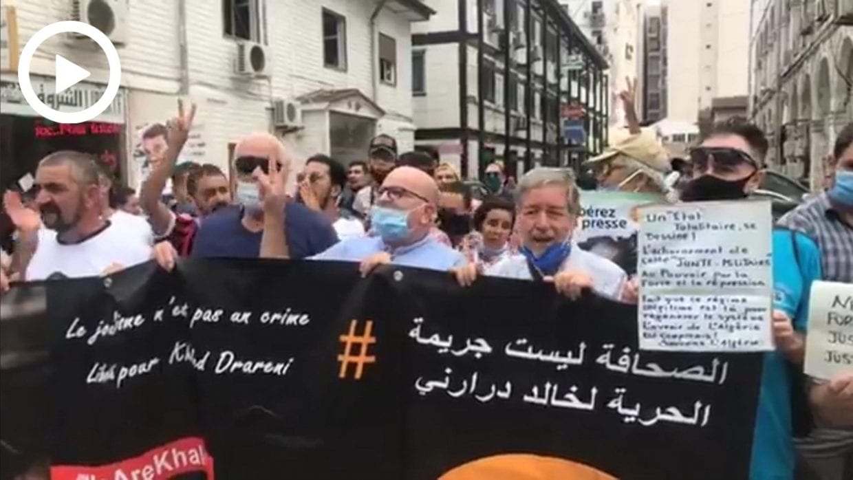 Nouveau rassemblement de soutien au journaliste Khaled Drareni à Alger (vidéo)