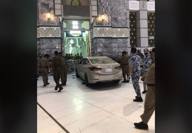 Arabie saoudite : Une voiture fonce sur la grande mosquée de La Mecque (Vidéo)