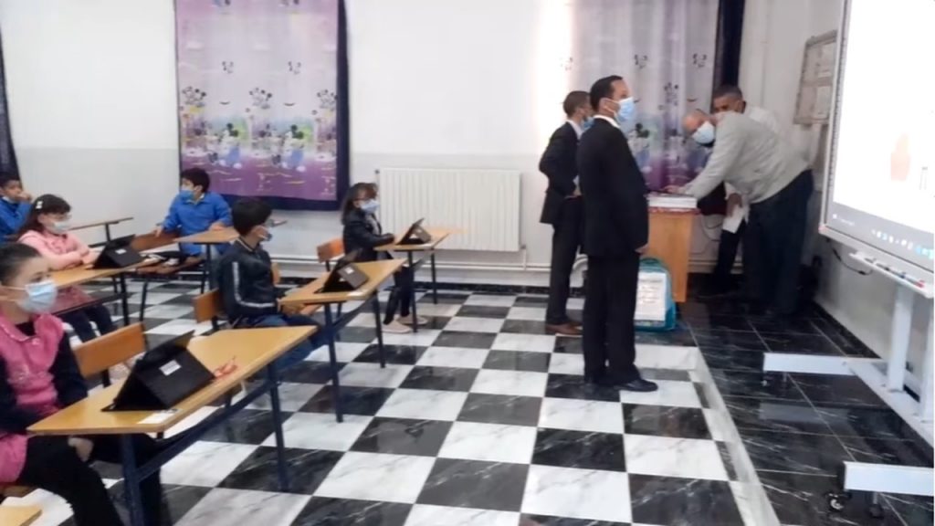 Éducation : Djerad évoque à nouveau la généralisation des tablettes électroniques