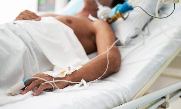 Hospitalisé en France, le journaliste Boumendil lance un SOS