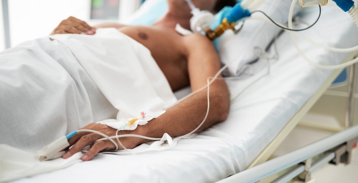 Hospitalisé en France, le journaliste Boumendil lance un SOS