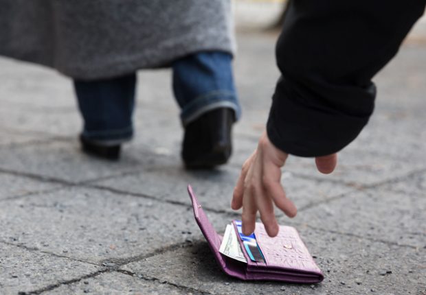 Espagne : Un Algérien qualifié de « citoyen modèle » après avoir rendu un portefeuille à son propriétaire