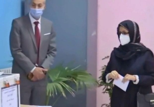 La Première dame accomplit le droit de Vote de Tebboune par procuration