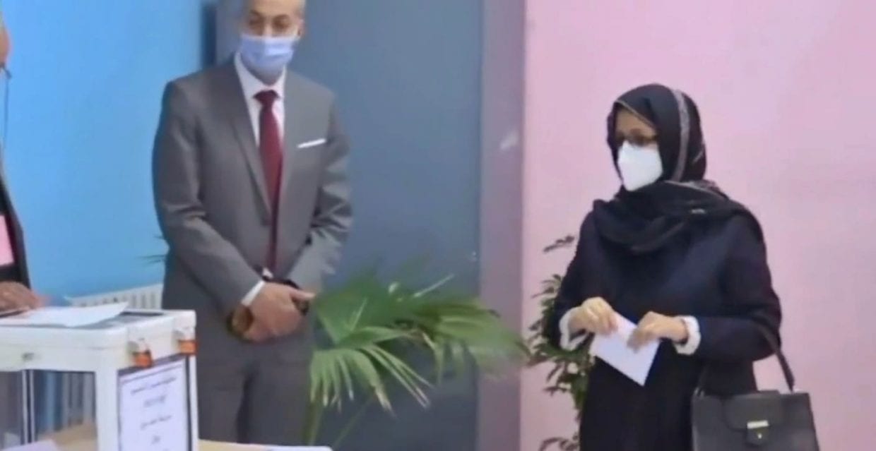 La Première dame accomplit le droit de Vote de Tebboune par procuration