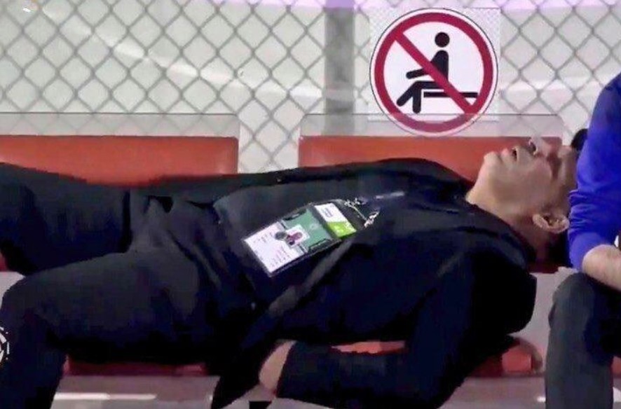 L&rsquo;entraîneur algérien Zekri fait un malaise en plein match (Vidéo)