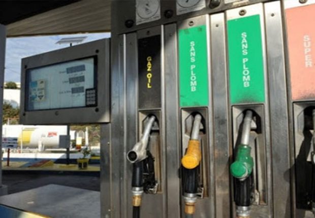 La suppression de l’essence super avec plomb, repoussée d’un mois  