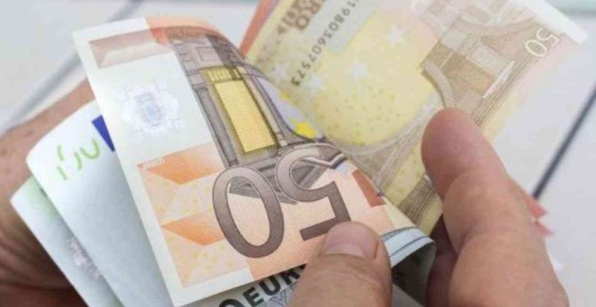 Devises: taux de change du dinar en banque et au marché noir ce 2 aout