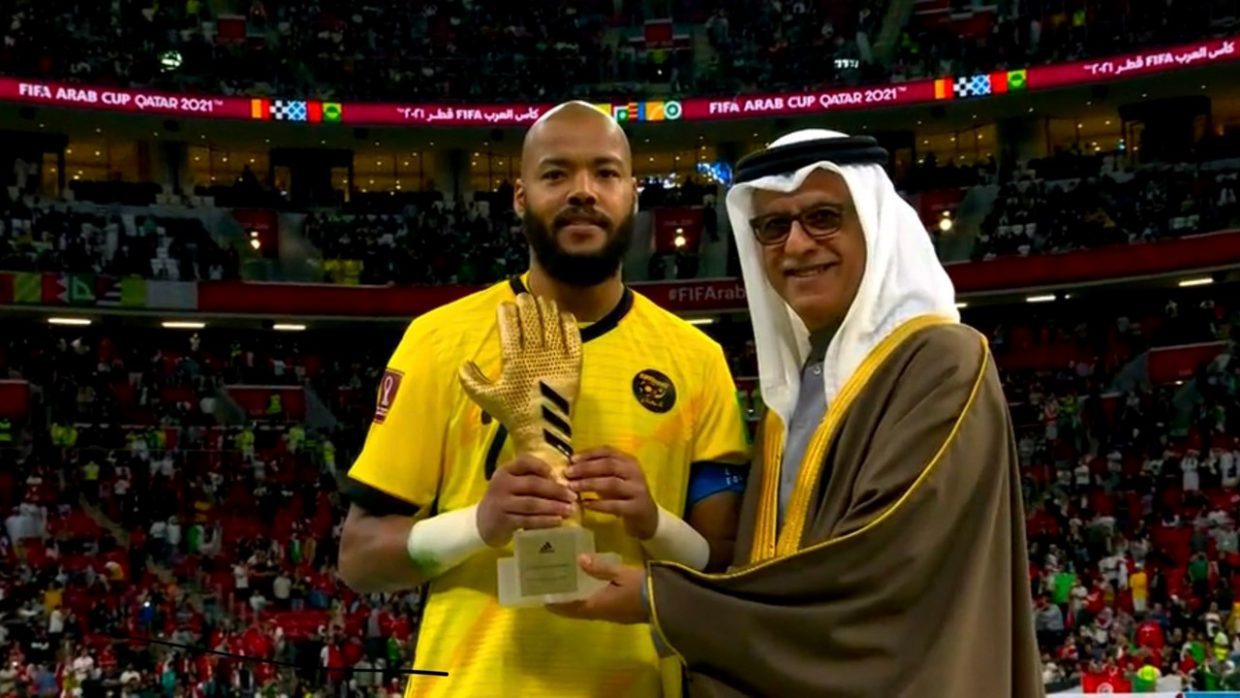 M’bolhi brille de nouveau, il remporte le Gant d’Or de la Coupe Arabe