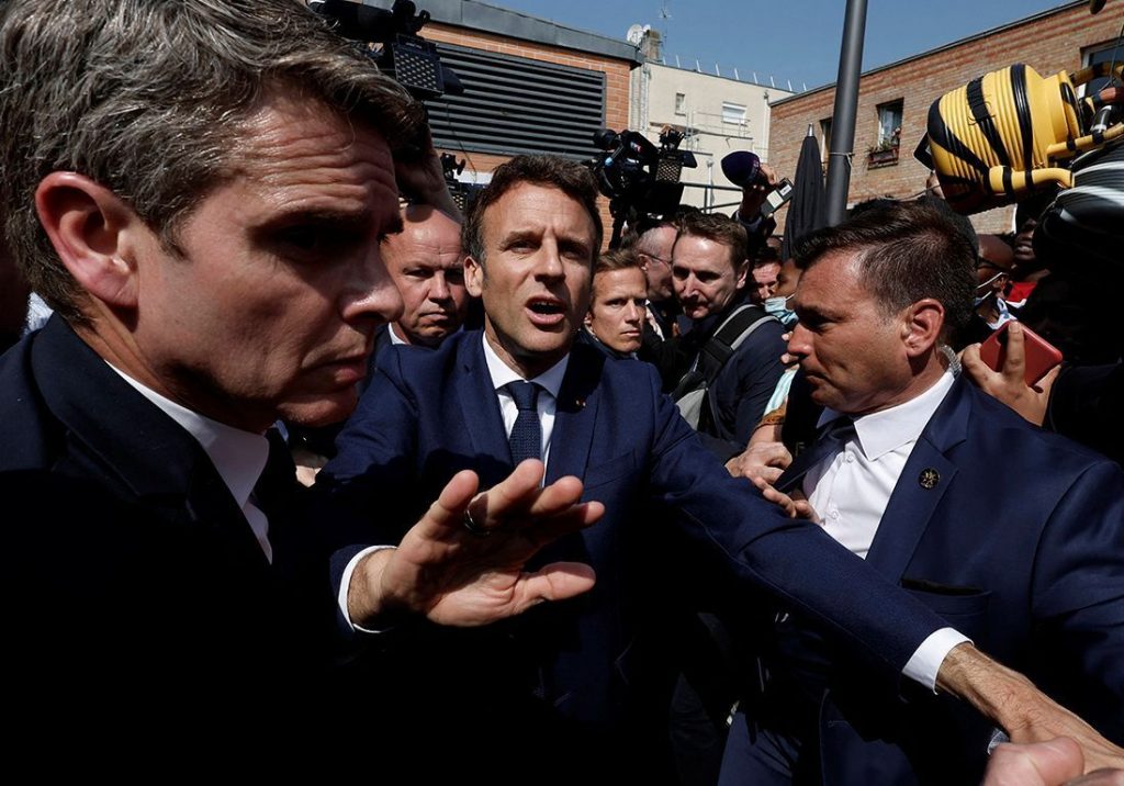 France : Macron visé par un jet de tomates lors d’un déplacement