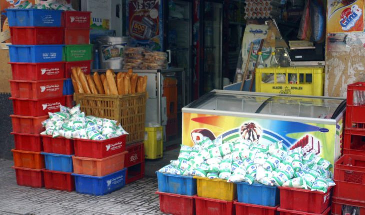 Commerce exploitant le trottoir en Algérie