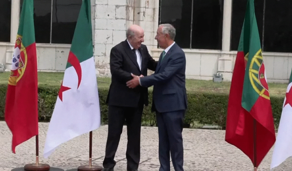 Tebboune décerne une médaille l’ordre du mérite national à son homologue portugais