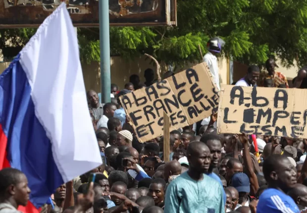 Niger : « Vive Poutine », « à bas la France »… Scandent des manifestants devant l&rsquo;ambassade de France