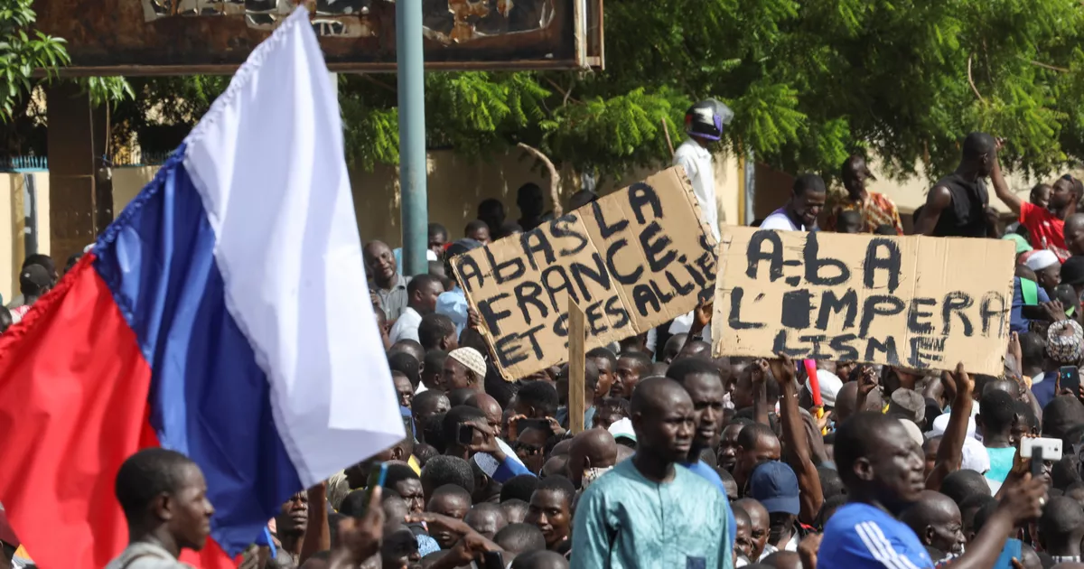 Niger : « Vive Poutine », « à bas la France »… Scandent des manifestants devant l’ambassade de France
