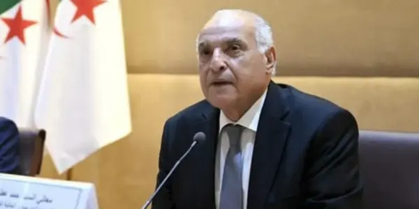 La pique humoristique d’Attaf à l’Argentin : « 90 minutes de rupture diplomatique »