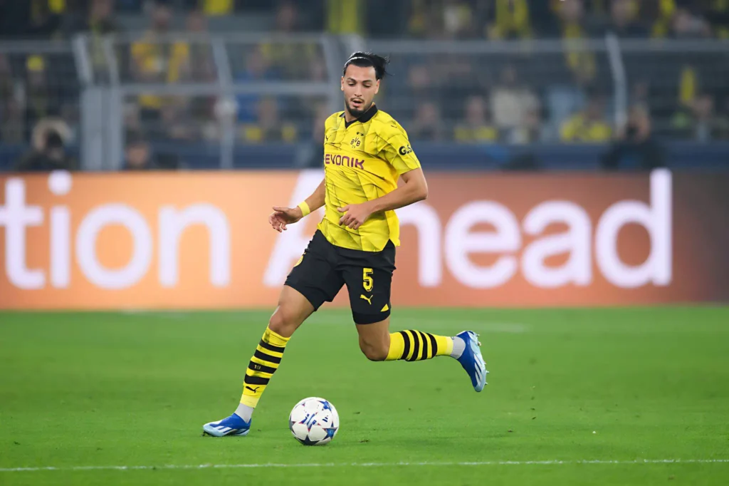Epoustouflant face à l’AC Milan, Bensaibaini commente la qualification de Dortmund