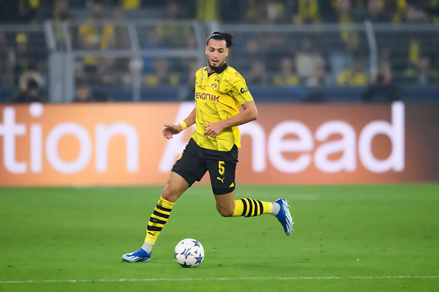 Epoustouflant face à l’AC Milan, Bensaibaini commente la qualification de Dortmund