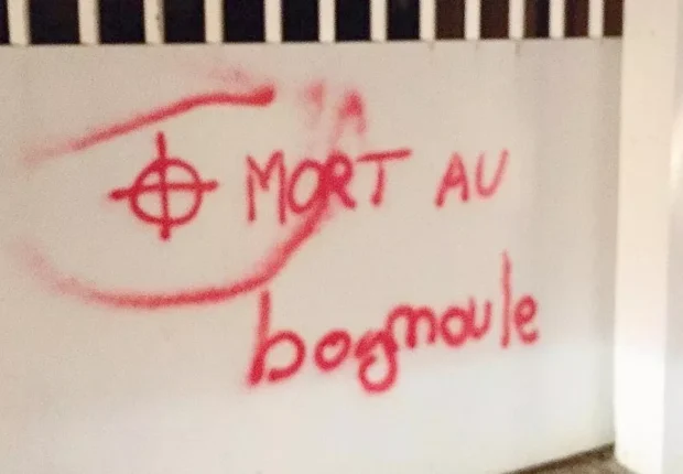 Tags antimusulmans sur les murs d’une mosquée de Cherbourg : la Mosquée de Paris dénonce
