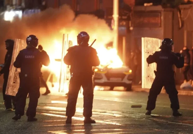 Émeutes en Irlande : accusé à tort de terrorisme, un Algérien placé sous garde rapprochée