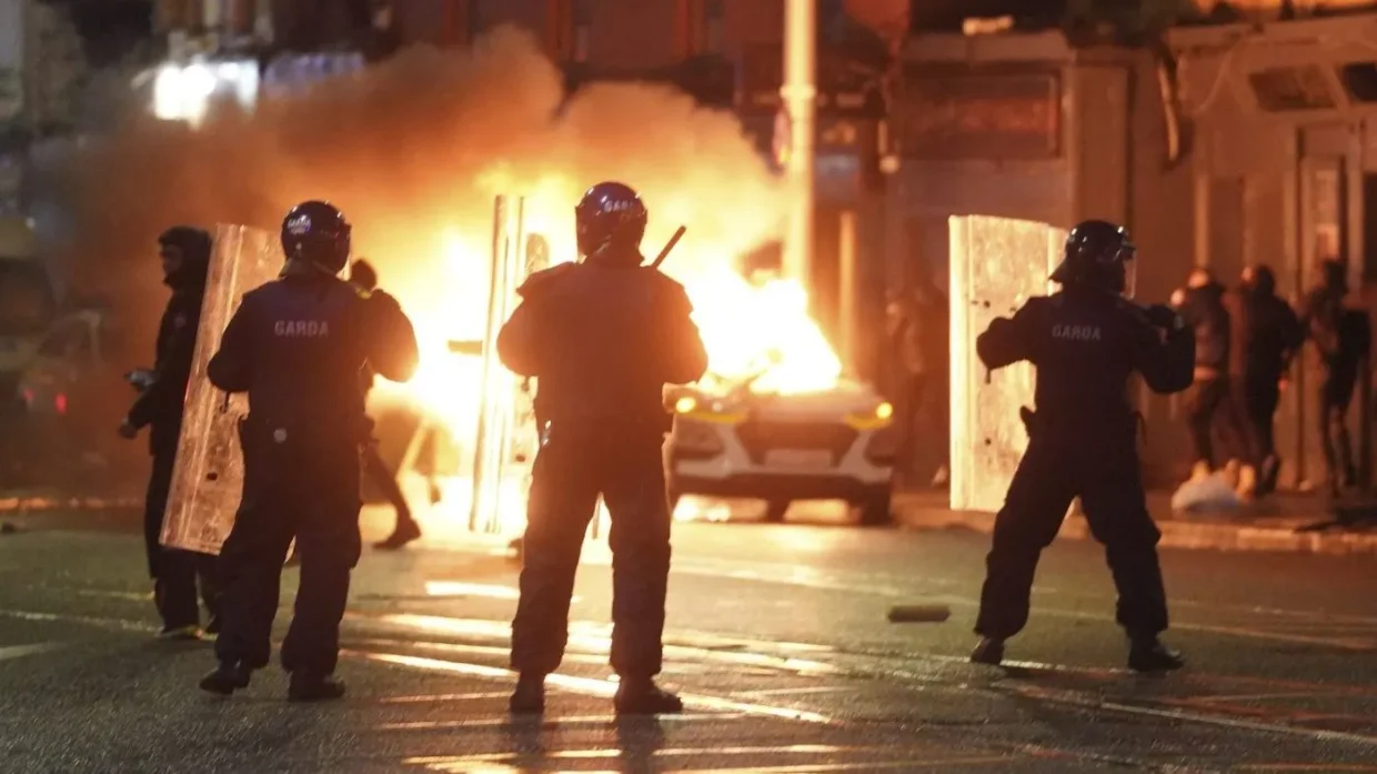 Émeutes en Irlande : accusé à tort de terrorisme, un Algérien placé sous garde rapprochée
