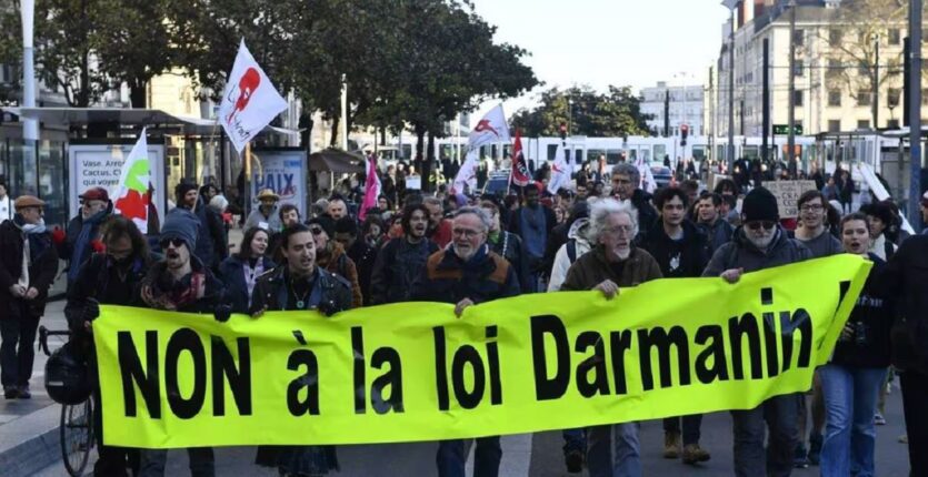 France : 5000 soignants demandent le retrait de la loi d’immigration jugée « mortifère »