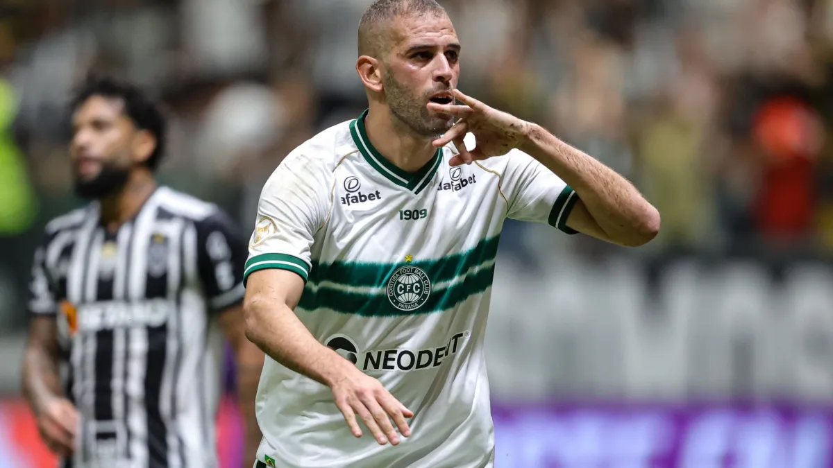 Islam Slimani quitte Coritiba et retourne en Belgique