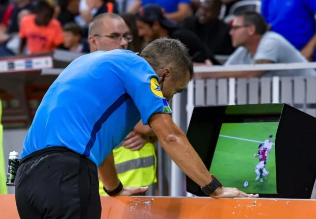 Le président de la CFA, Abid-Charef, annonce l’utilisation de la VAR en Algérie