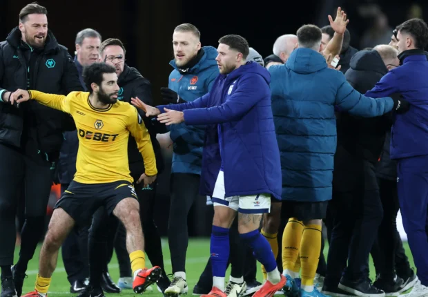 Ayant pété les plombs face à Ipswich, Ait-Nouri reçoit le 1er carton rouge de sa carrière (vidéo)