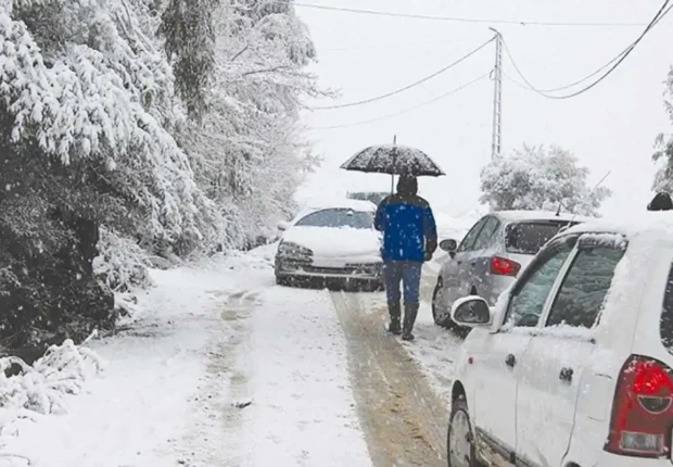 Routes fermées ce week-end : la neige paralyse la circulation dans plusieurs wilayas
