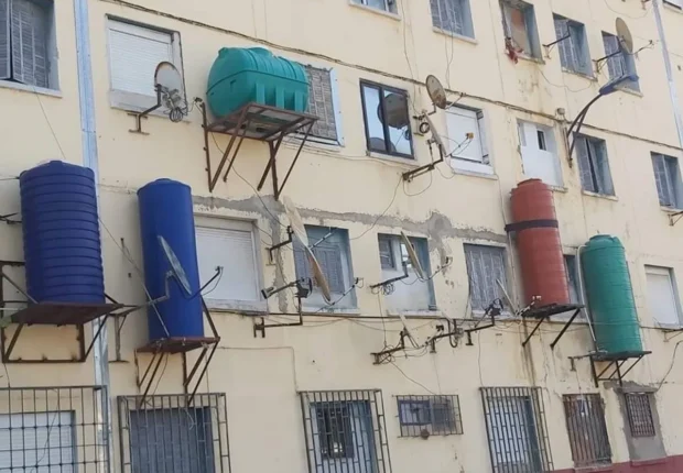 Urbanisme : L’État déclare la guerre aux citernes d’eau et aux climatiseurs sur les balcons